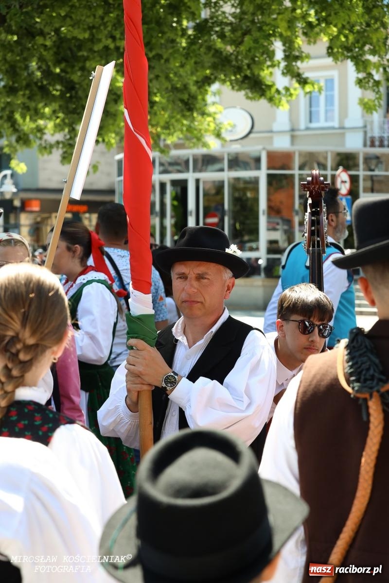 Zdjęcie w galerii na portalu naszraciborz.pl: Śląska mozaika na zamku. Korowód i barwy kultur na dziedzińcu Piastów wiadomości z regionu
