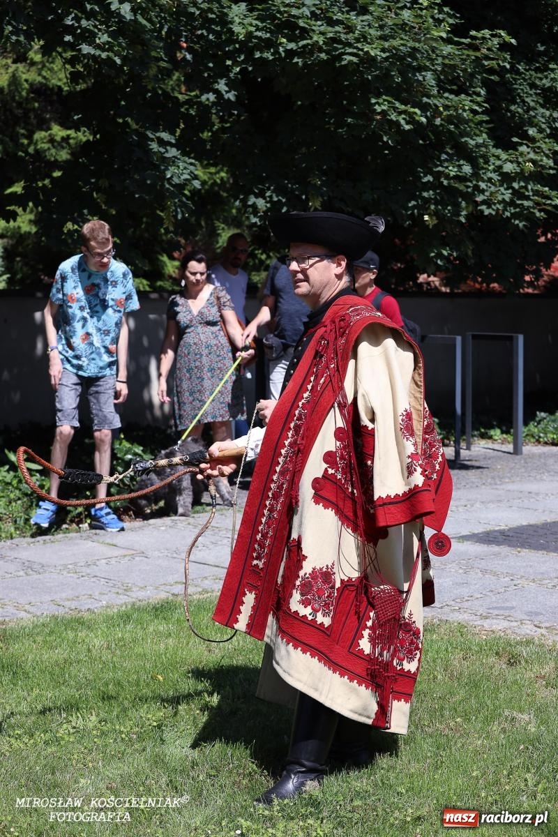 Zdjęcie w galerii na portalu naszraciborz.pl: Śląska mozaika na zamku. Korowód i barwy kultur na dziedzińcu Piastów wiadomości z regionu