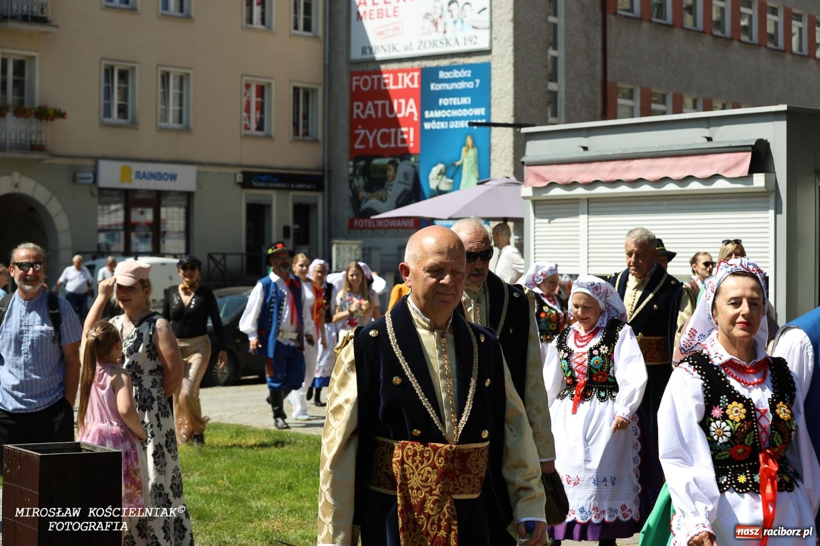 Zdjęcie w galerii na portalu naszraciborz.pl: Śląska mozaika na zamku. Korowód i barwy kultur na dziedzińcu Piastów wiadomości z regionu