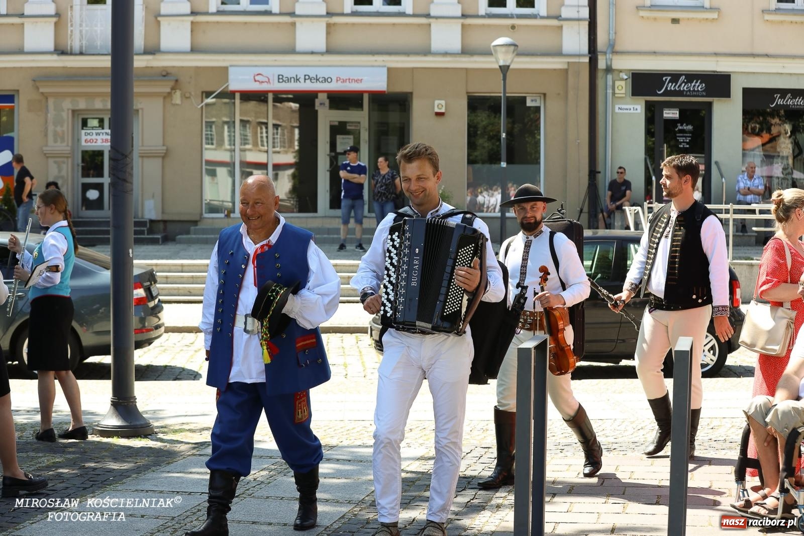 Zdjęcie w galerii na portalu naszraciborz.pl: Śląska mozaika na zamku. Korowód i barwy kultur na dziedzińcu Piastów wiadomości z regionu