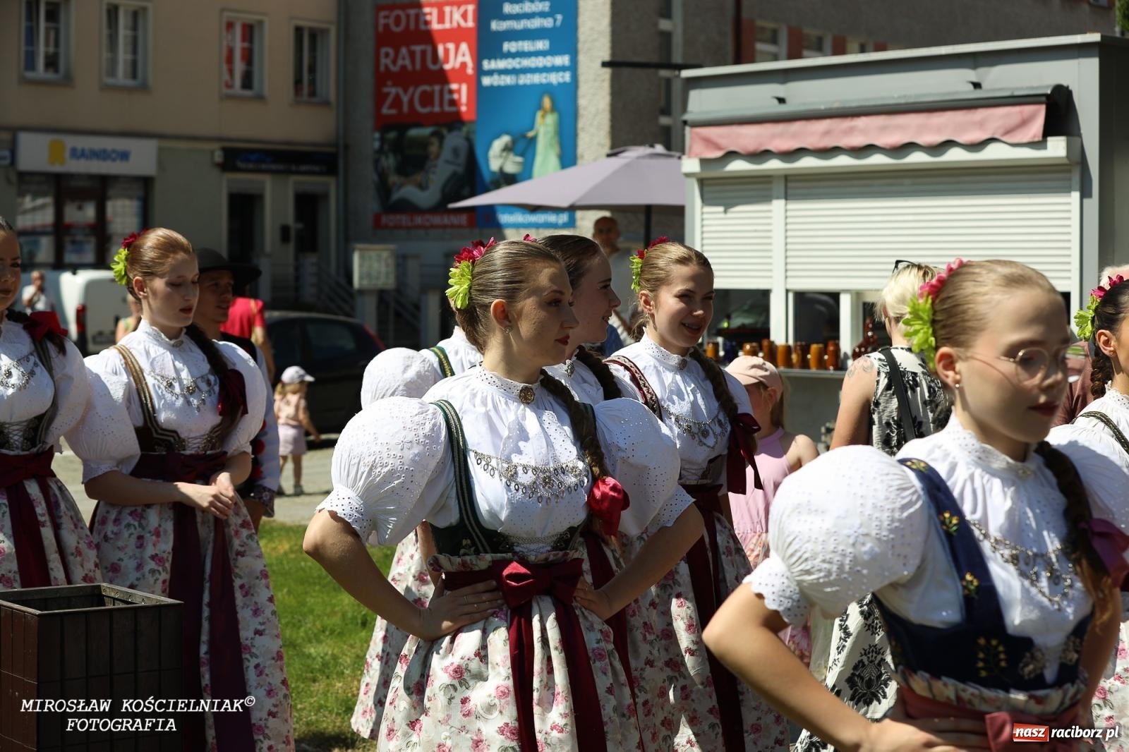 Zdjęcie w galerii na portalu naszraciborz.pl: Śląska mozaika na zamku. Korowód i barwy kultur na dziedzińcu Piastów wiadomości z regionu