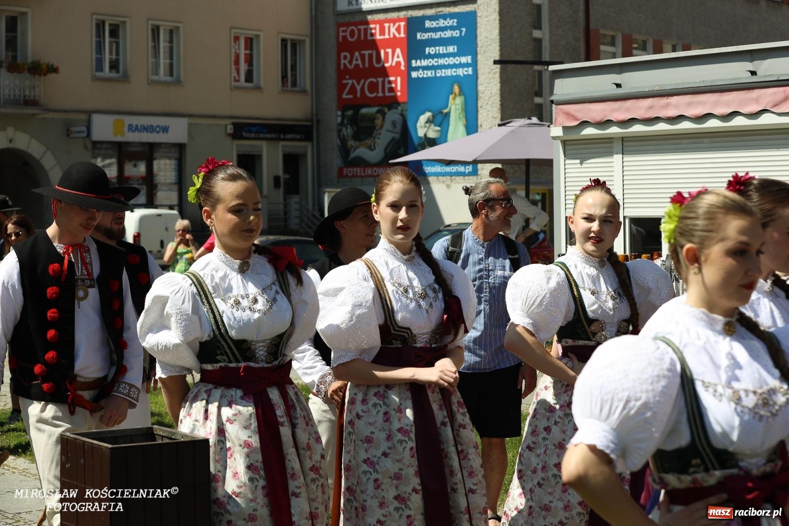 Zdjęcie w galerii na portalu naszraciborz.pl: Śląska mozaika na zamku. Korowód i barwy kultur na dziedzińcu Piastów wiadomości z regionu