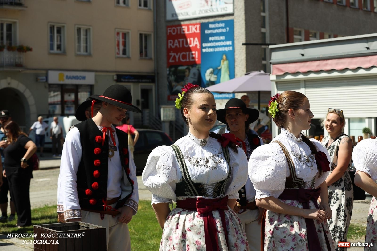 Zdjęcie w galerii na portalu naszraciborz.pl: Śląska mozaika na zamku. Korowód i barwy kultur na dziedzińcu Piastów wiadomości z regionu