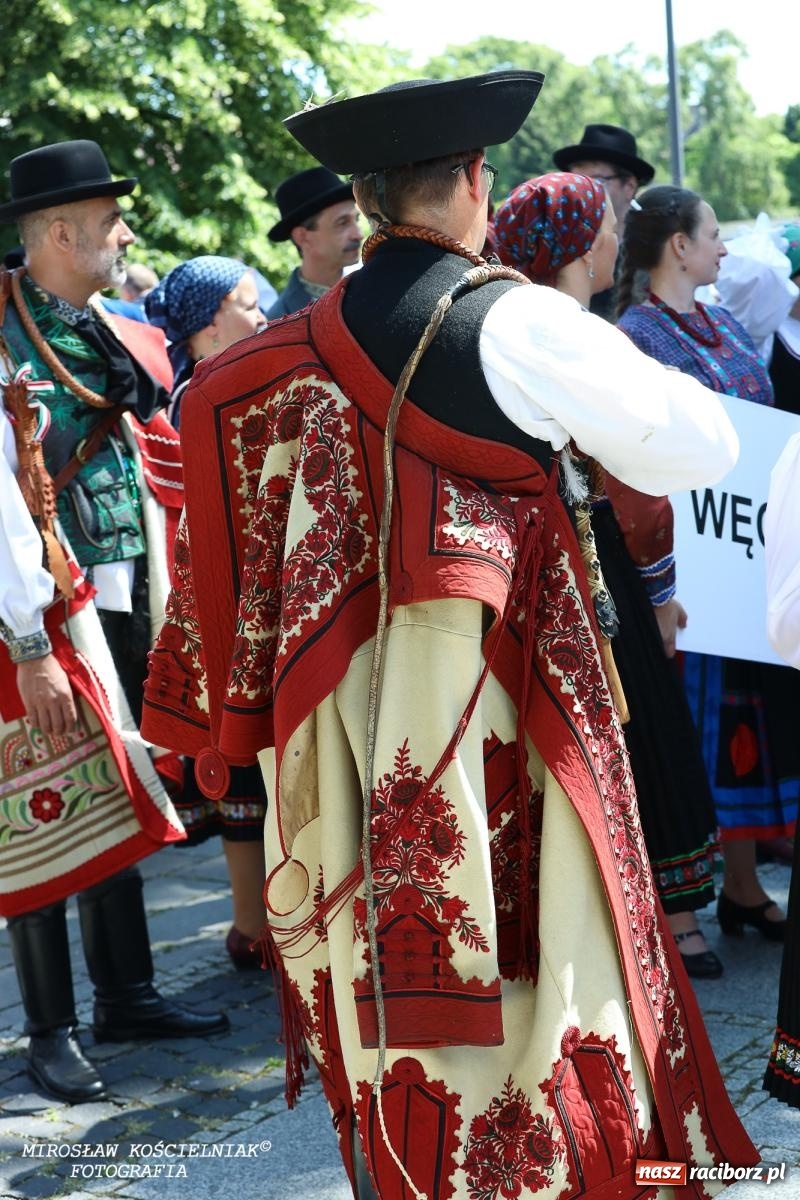 Zdjęcie w galerii na portalu naszraciborz.pl: Śląska mozaika na zamku. Korowód i barwy kultur na dziedzińcu Piastów wiadomości z regionu