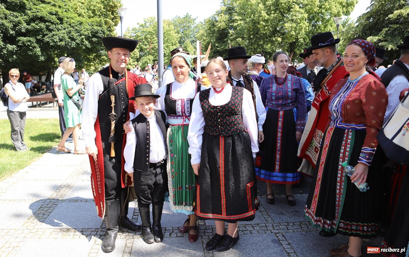Zdjęcie w galerii na portalu naszraciborz.pl: Śląska mozaika na zamku. Korowód i barwy kultur na dziedzińcu Piastów wiadomości z regionu