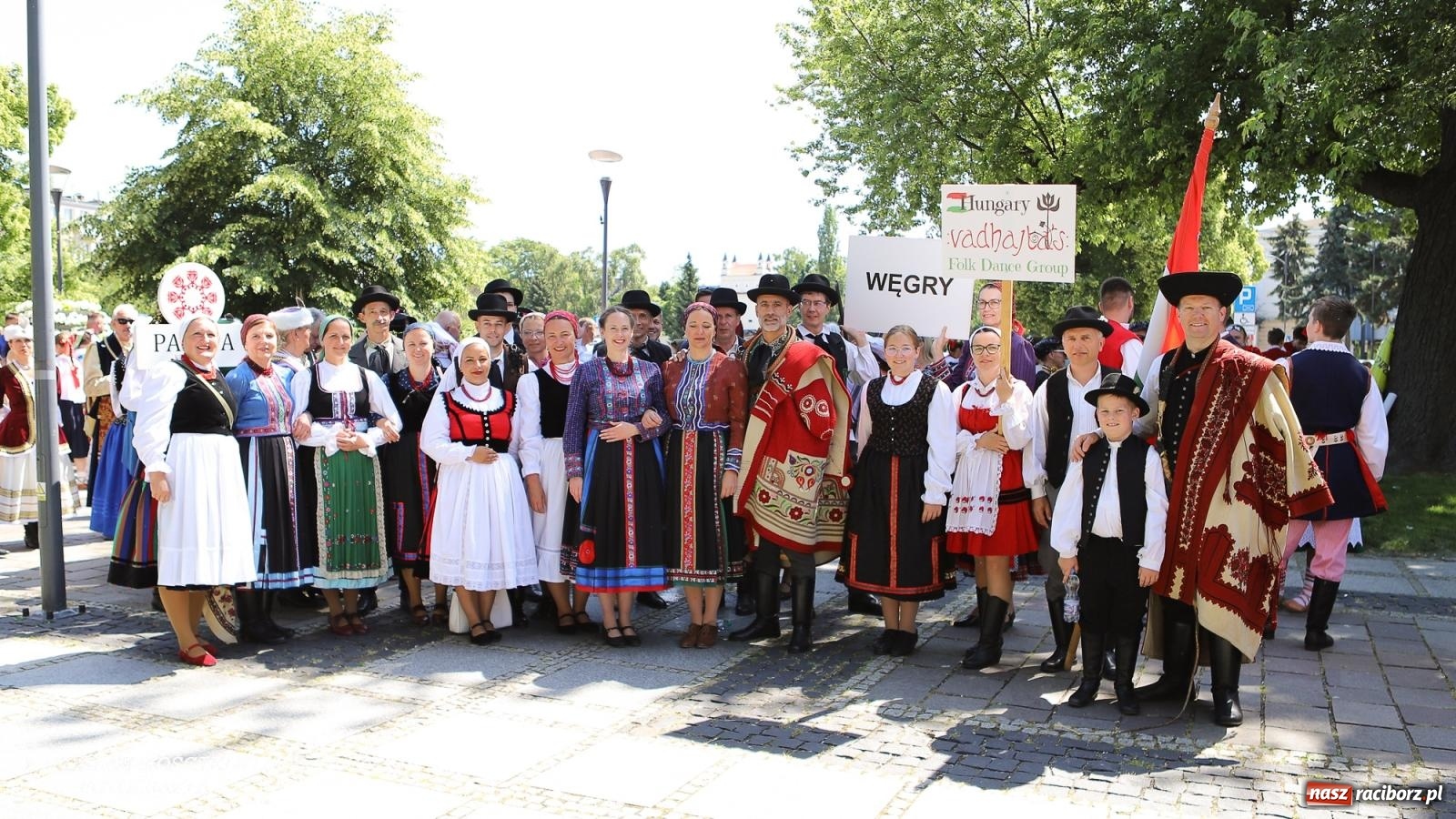 Zdjęcie w galerii na portalu naszraciborz.pl: Śląska mozaika na zamku. Korowód i barwy kultur na dziedzińcu Piastów wiadomości z regionu