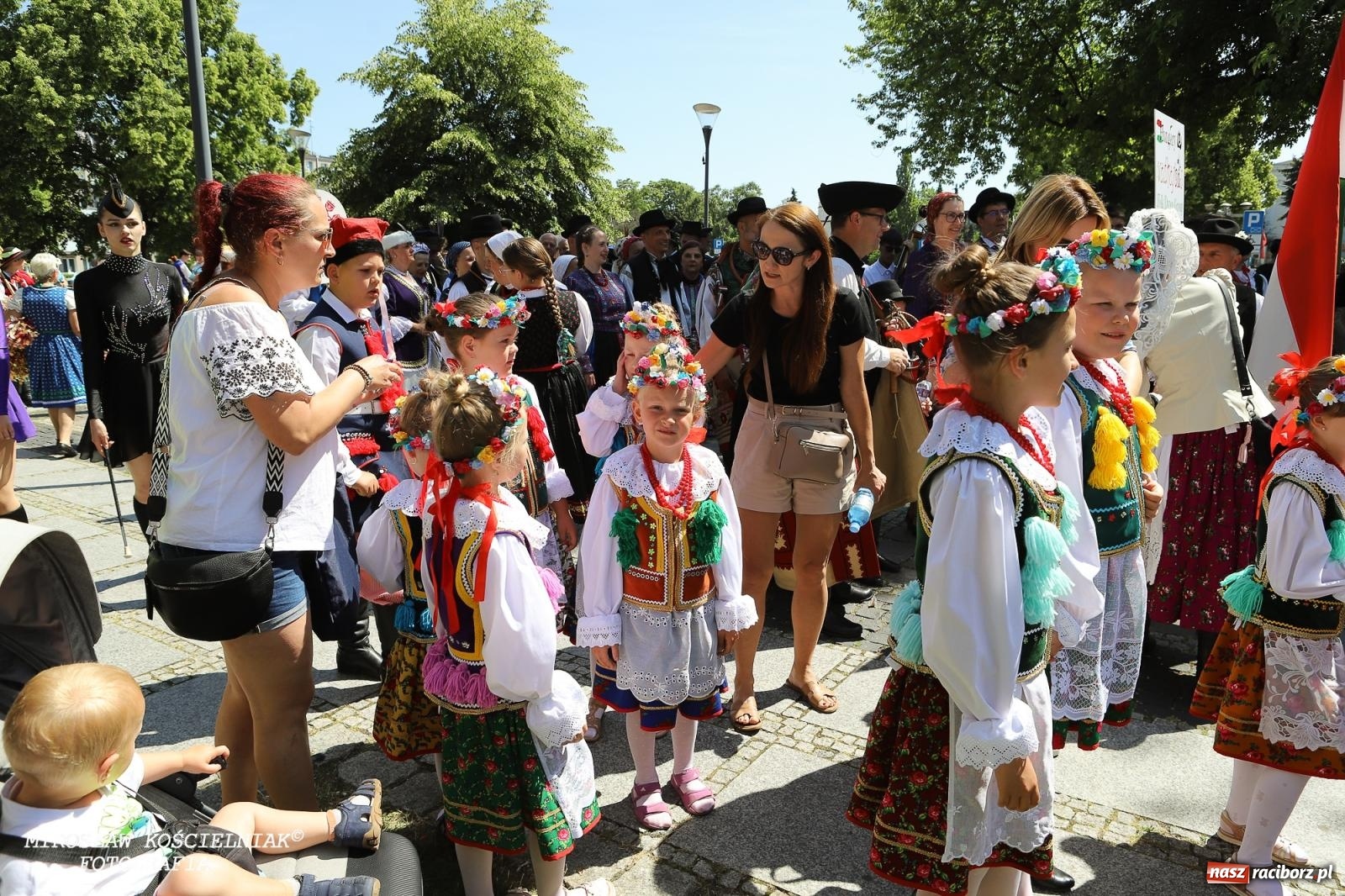 Zdjęcie w galerii na portalu naszraciborz.pl: Śląska mozaika na zamku. Korowód i barwy kultur na dziedzińcu Piastów wiadomości z regionu