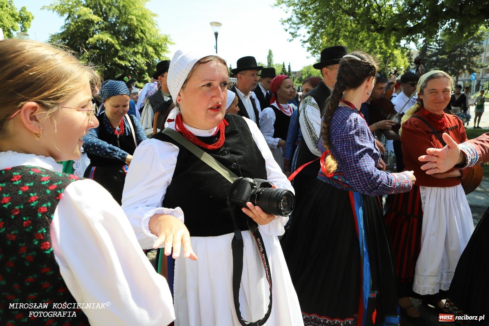 Zdjęcie w galerii na portalu naszraciborz.pl: Śląska mozaika na zamku. Korowód i barwy kultur na dziedzińcu Piastów wiadomości z regionu