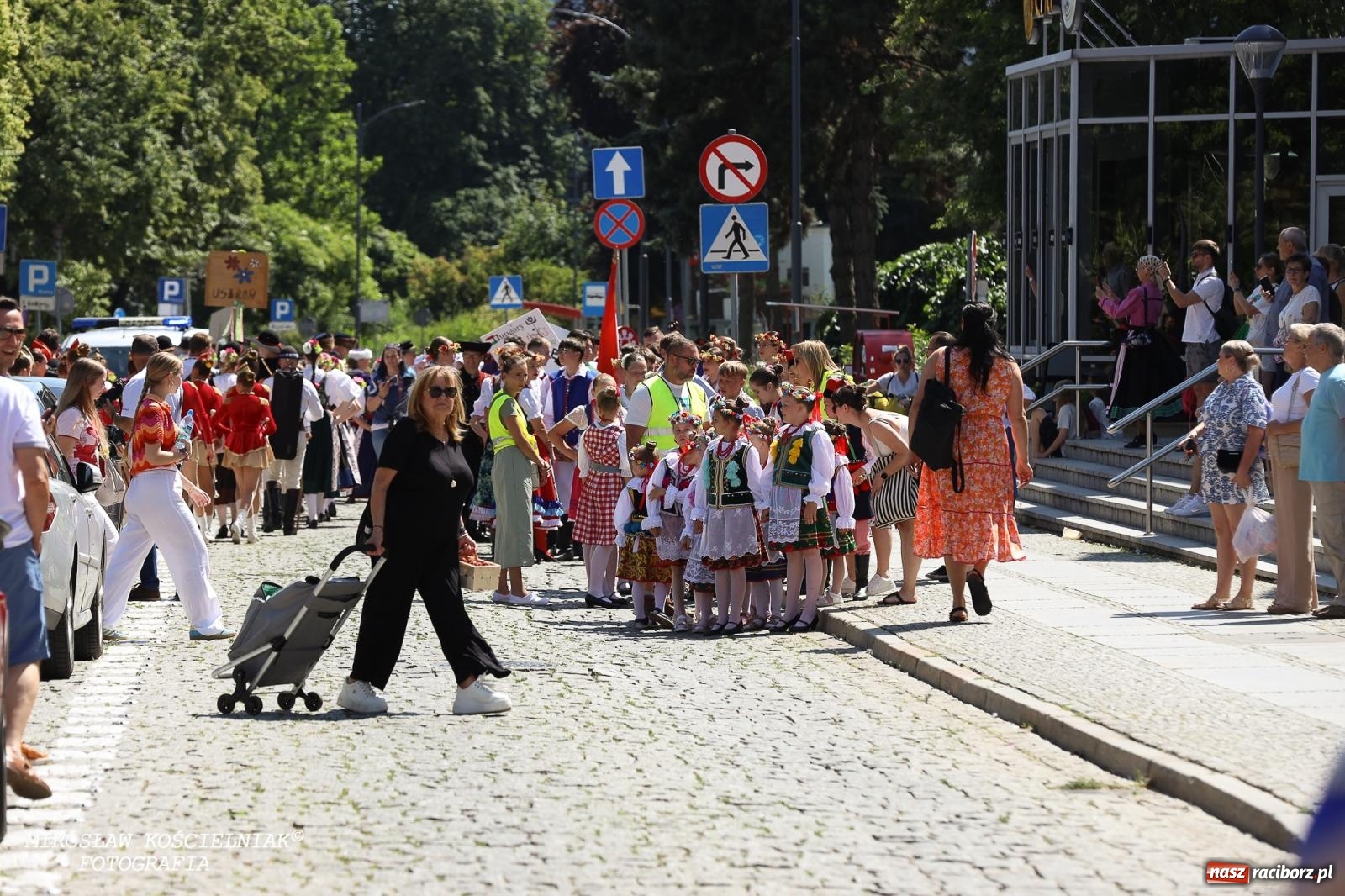 Zdjęcie w galerii na portalu naszraciborz.pl: Śląska mozaika na zamku. Korowód i barwy kultur na dziedzińcu Piastów wiadomości z regionu