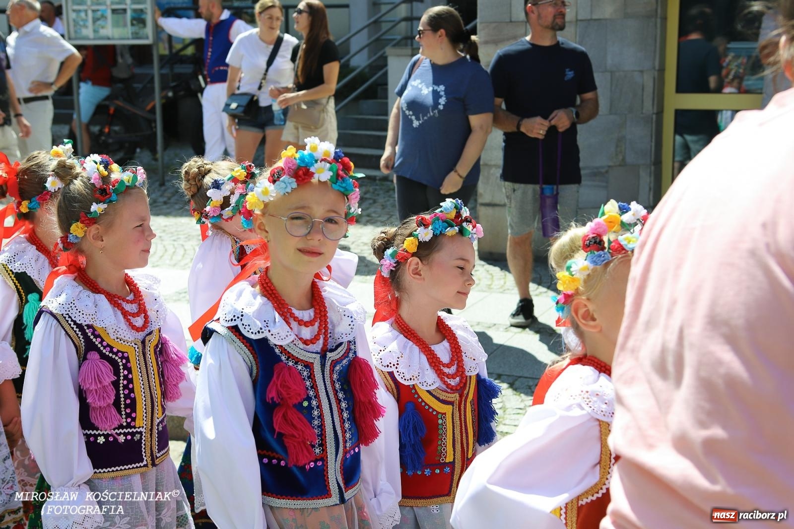 Zdjęcie w galerii na portalu naszraciborz.pl: Śląska mozaika na zamku. Korowód i barwy kultur na dziedzińcu Piastów wiadomości z regionu