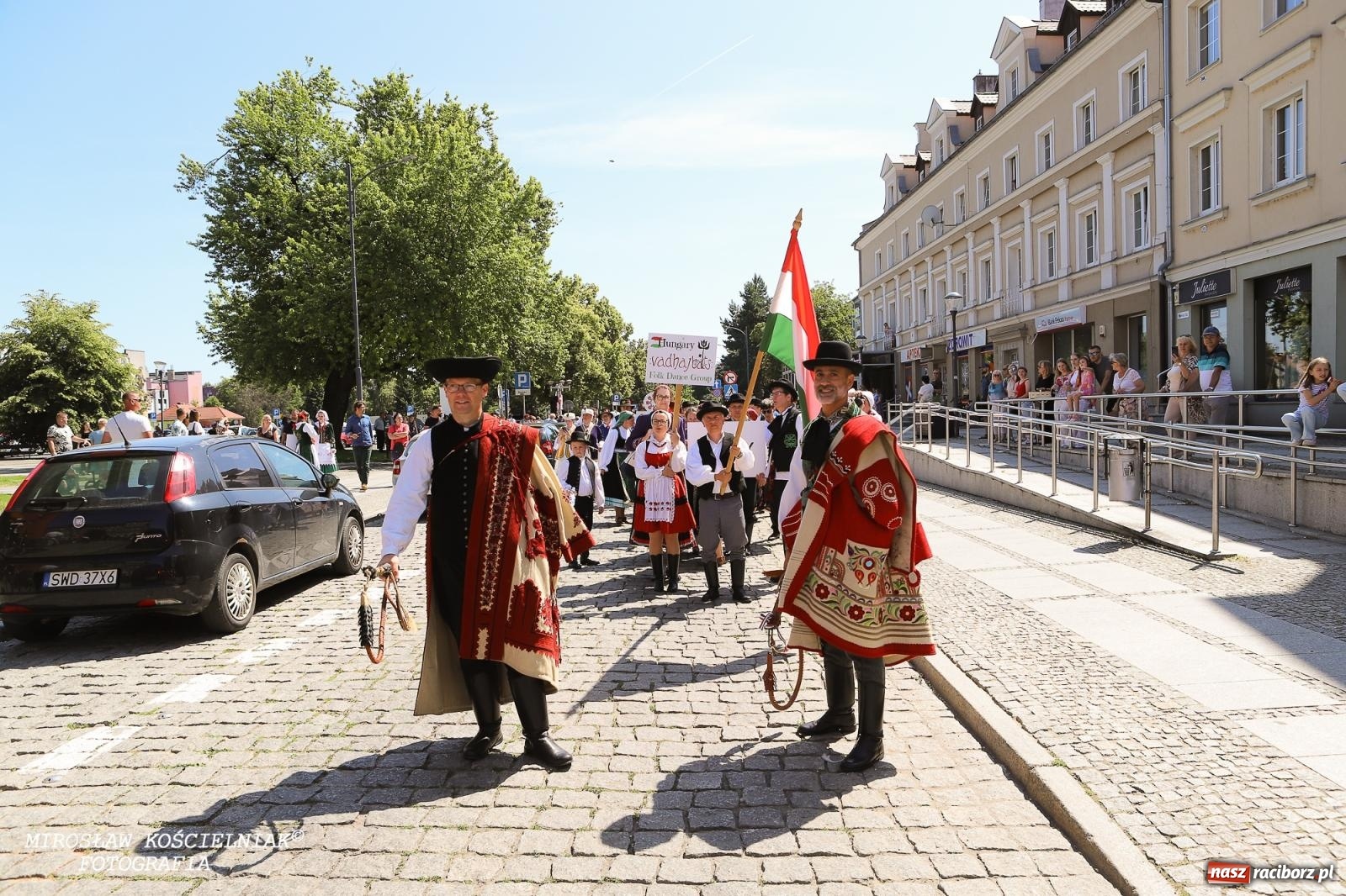 Zdjęcie w galerii na portalu naszraciborz.pl: Śląska mozaika na zamku. Korowód i barwy kultur na dziedzińcu Piastów wiadomości z regionu