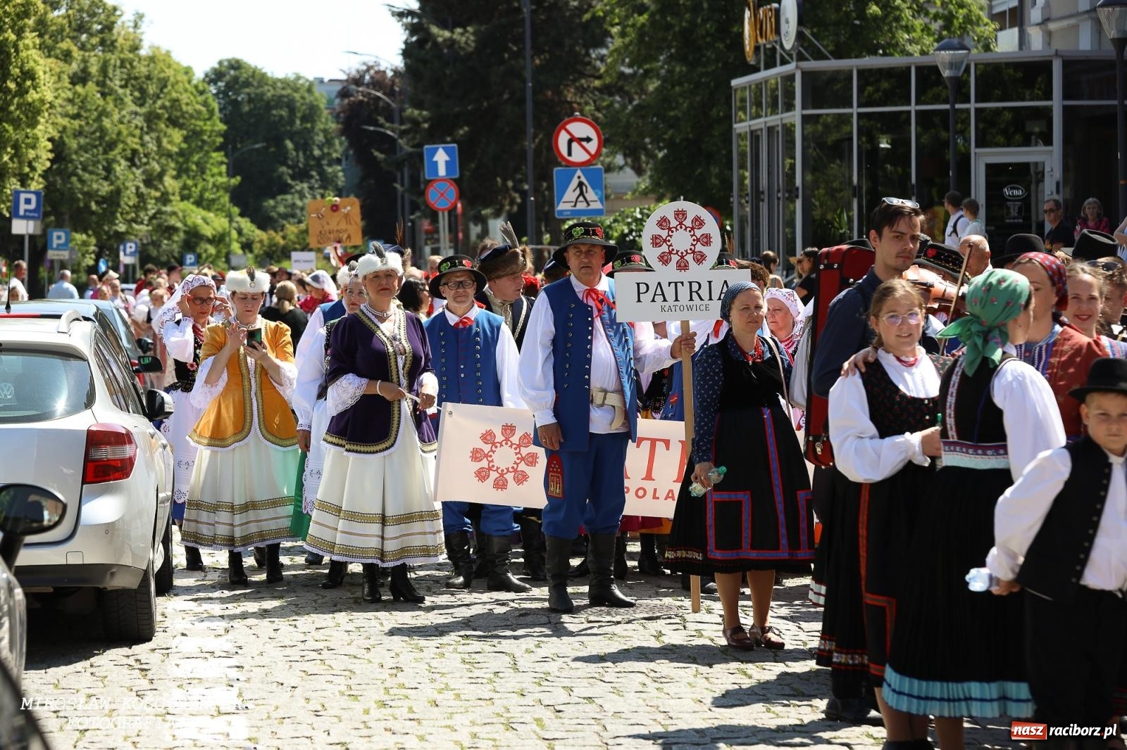 Zdjęcie w galerii na portalu naszraciborz.pl: Śląska mozaika na zamku. Korowód i barwy kultur na dziedzińcu Piastów wiadomości z regionu