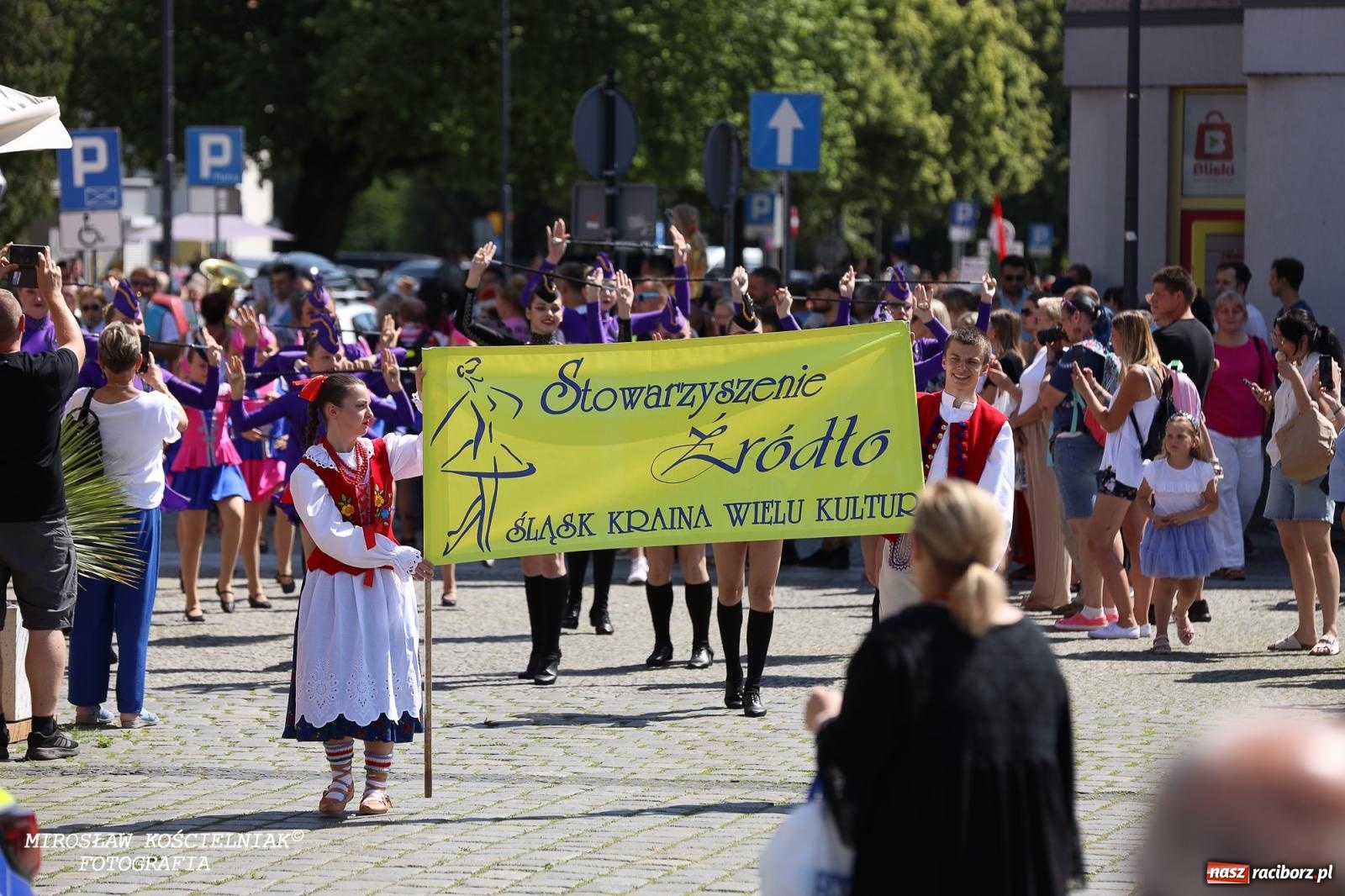 Zdjęcie w galerii na portalu naszraciborz.pl: Śląska mozaika na zamku. Korowód i barwy kultur na dziedzińcu Piastów wiadomości z regionu