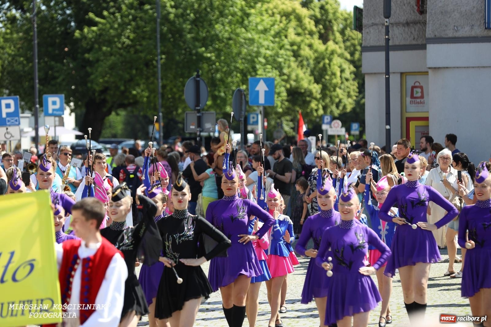 Zdjęcie w galerii na portalu naszraciborz.pl: Śląska mozaika na zamku. Korowód i barwy kultur na dziedzińcu Piastów wiadomości z regionu