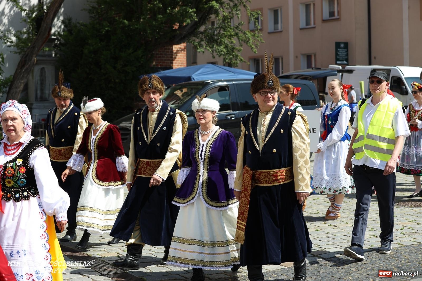 Zdjęcie w galerii na portalu naszraciborz.pl: Śląska mozaika na zamku. Korowód i barwy kultur na dziedzińcu Piastów wiadomości z regionu