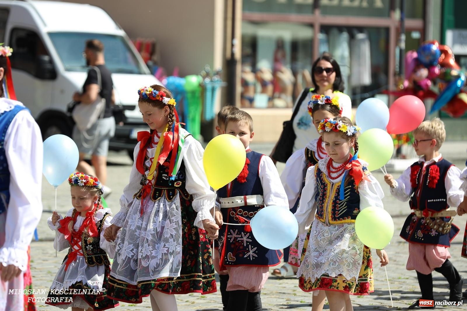 Zdjęcie w galerii na portalu naszraciborz.pl: Śląska mozaika na zamku. Korowód i barwy kultur na dziedzińcu Piastów wiadomości z regionu