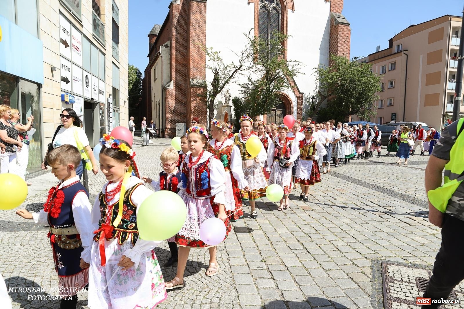 Zdjęcie w galerii na portalu naszraciborz.pl: Śląska mozaika na zamku. Korowód i barwy kultur na dziedzińcu Piastów wiadomości z regionu