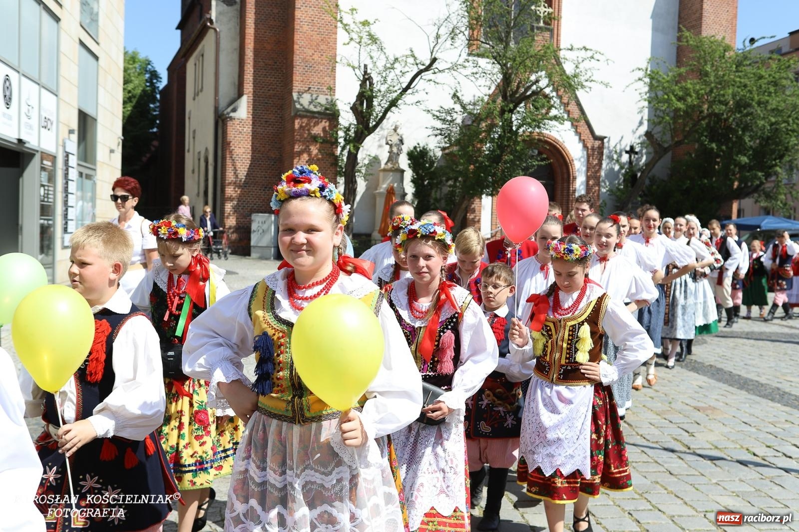 Zdjęcie w galerii na portalu naszraciborz.pl: Śląska mozaika na zamku. Korowód i barwy kultur na dziedzińcu Piastów wiadomości z regionu