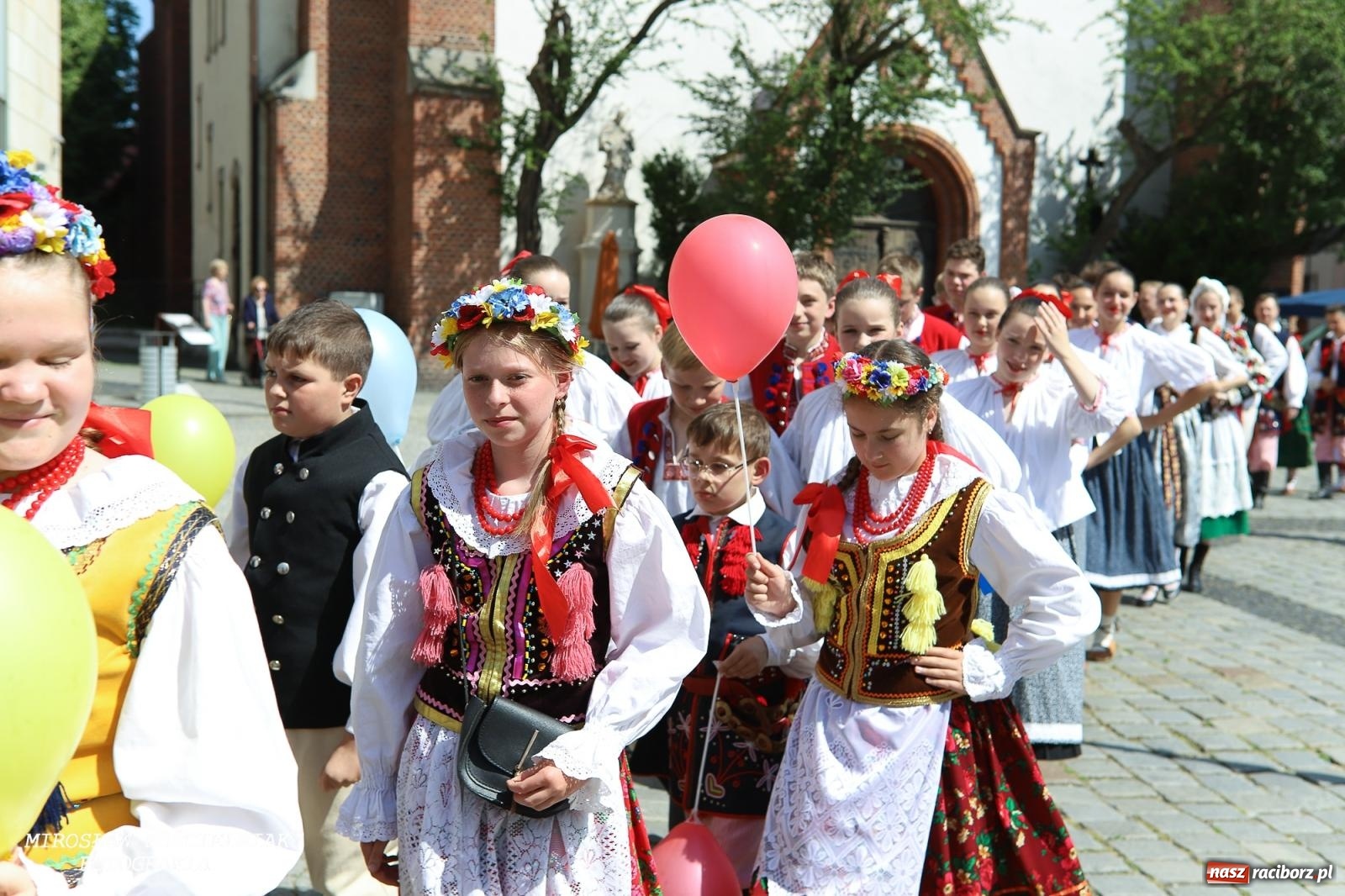 Zdjęcie w galerii na portalu naszraciborz.pl: Śląska mozaika na zamku. Korowód i barwy kultur na dziedzińcu Piastów wiadomości z regionu