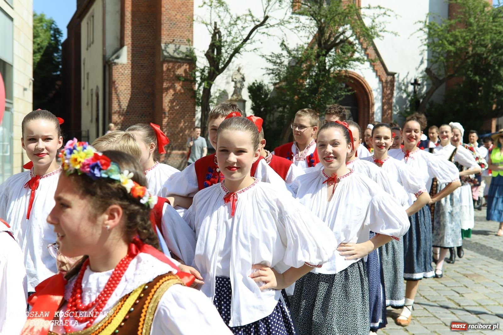 Zdjęcie w galerii na portalu naszraciborz.pl: Śląska mozaika na zamku. Korowód i barwy kultur na dziedzińcu Piastów wiadomości z regionu