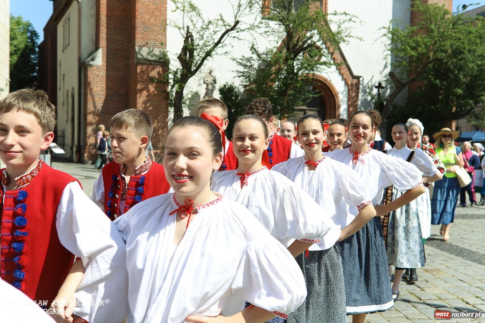 Zdjęcie w galerii na portalu naszraciborz.pl: Śląska mozaika na zamku. Korowód i barwy kultur na dziedzińcu Piastów wiadomości z regionu