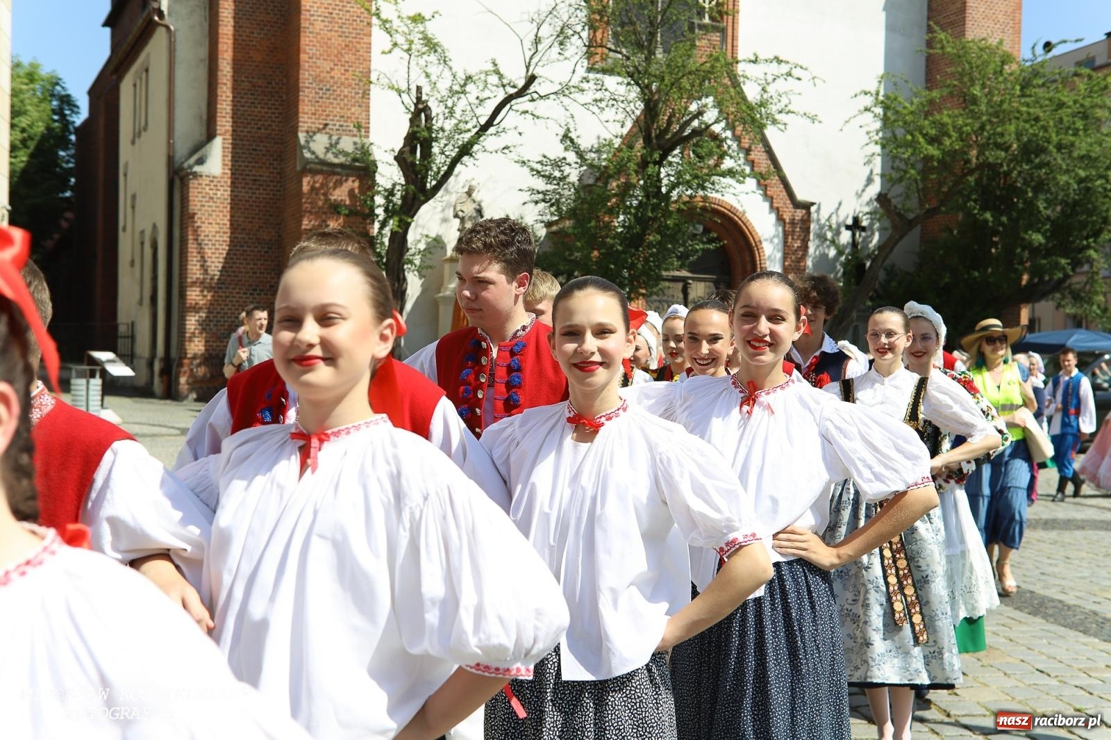 Zdjęcie w galerii na portalu naszraciborz.pl: Śląska mozaika na zamku. Korowód i barwy kultur na dziedzińcu Piastów wiadomości z regionu