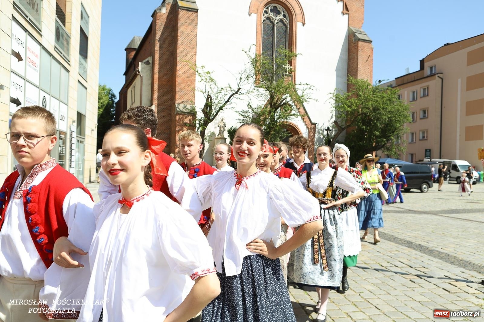 Zdjęcie w galerii na portalu naszraciborz.pl: Śląska mozaika na zamku. Korowód i barwy kultur na dziedzińcu Piastów wiadomości z regionu