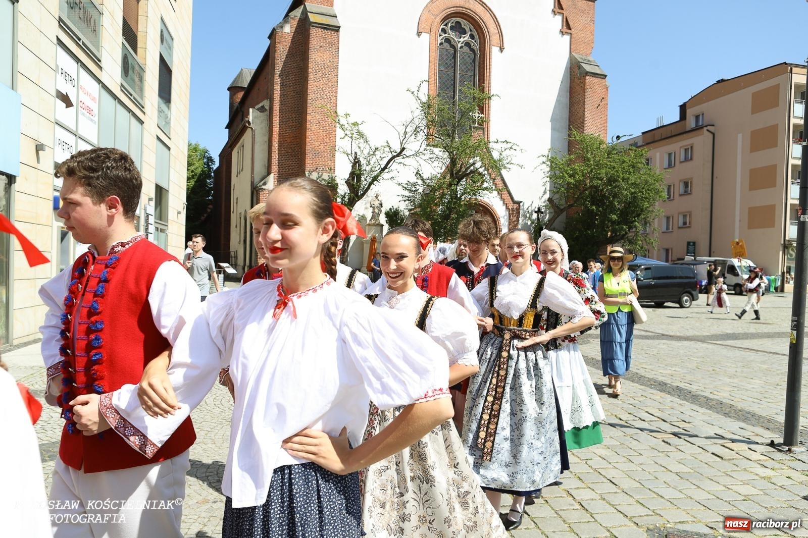 Zdjęcie w galerii na portalu naszraciborz.pl: Śląska mozaika na zamku. Korowód i barwy kultur na dziedzińcu Piastów wiadomości z regionu