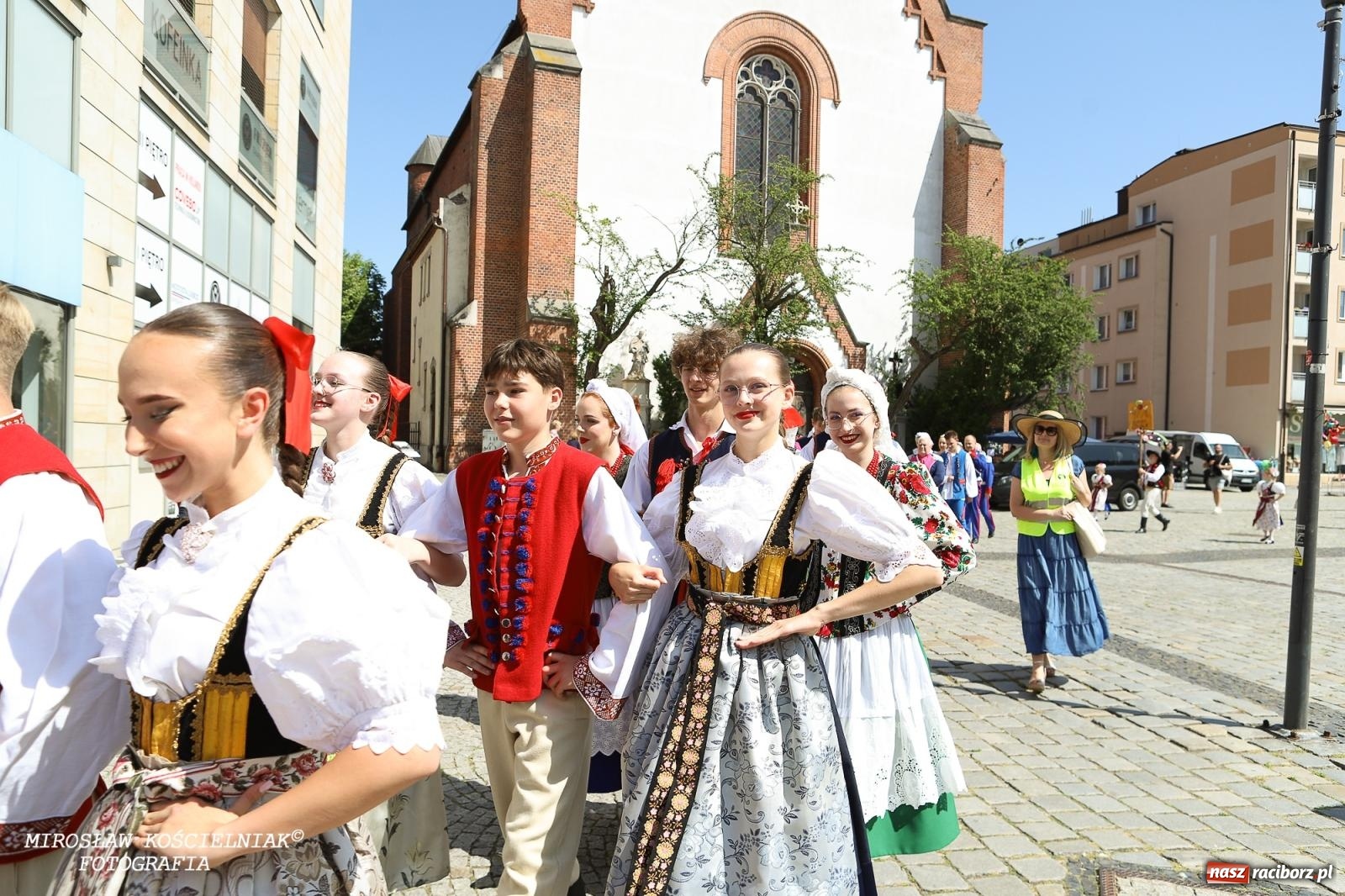 Zdjęcie w galerii na portalu naszraciborz.pl: Śląska mozaika na zamku. Korowód i barwy kultur na dziedzińcu Piastów wiadomości z regionu