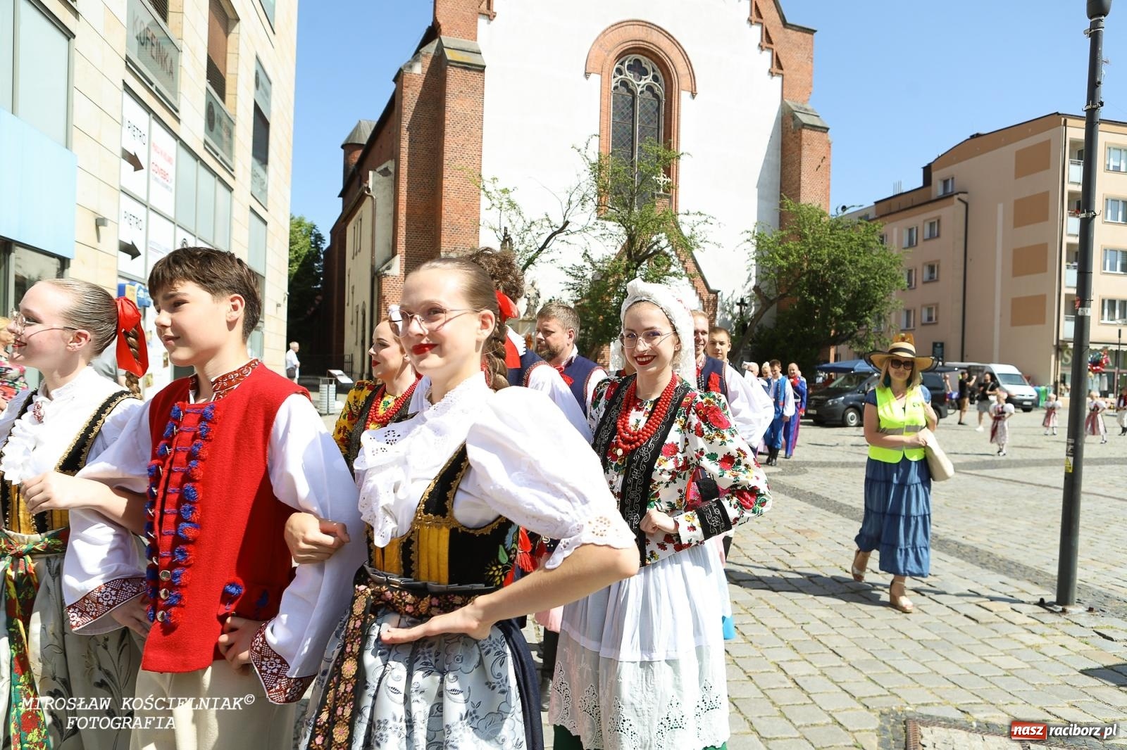 Zdjęcie w galerii na portalu naszraciborz.pl: Śląska mozaika na zamku. Korowód i barwy kultur na dziedzińcu Piastów wiadomości z regionu