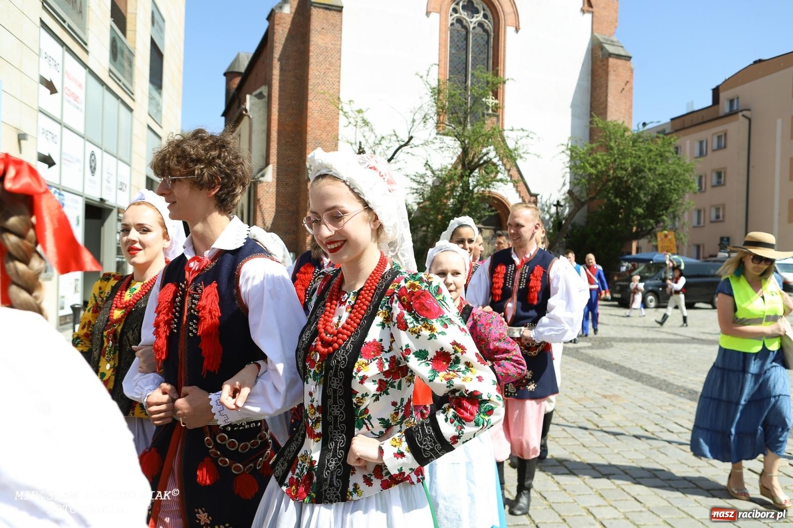 Zdjęcie w galerii na portalu naszraciborz.pl: Śląska mozaika na zamku. Korowód i barwy kultur na dziedzińcu Piastów wiadomości z regionu