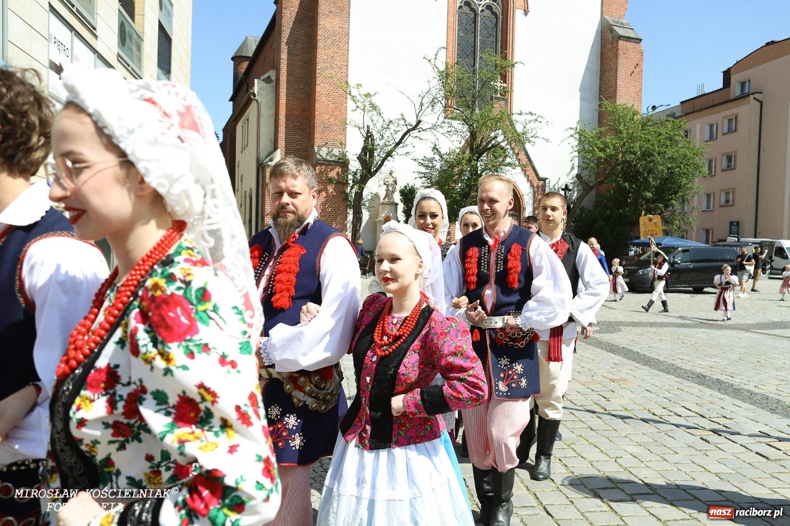 Zdjęcie w galerii na portalu naszraciborz.pl: Śląska mozaika na zamku. Korowód i barwy kultur na dziedzińcu Piastów wiadomości z regionu