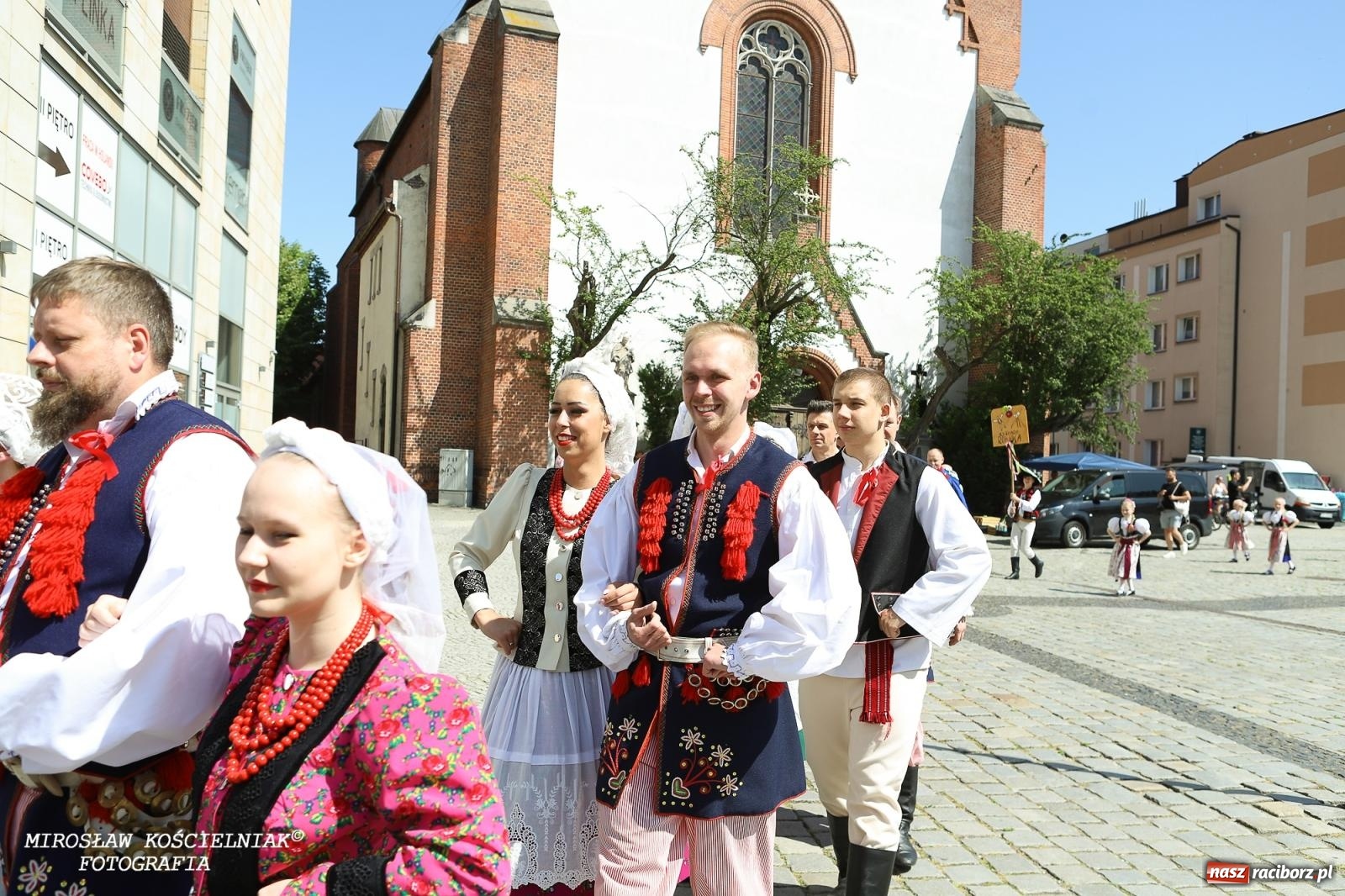 Zdjęcie w galerii na portalu naszraciborz.pl: Śląska mozaika na zamku. Korowód i barwy kultur na dziedzińcu Piastów wiadomości z regionu