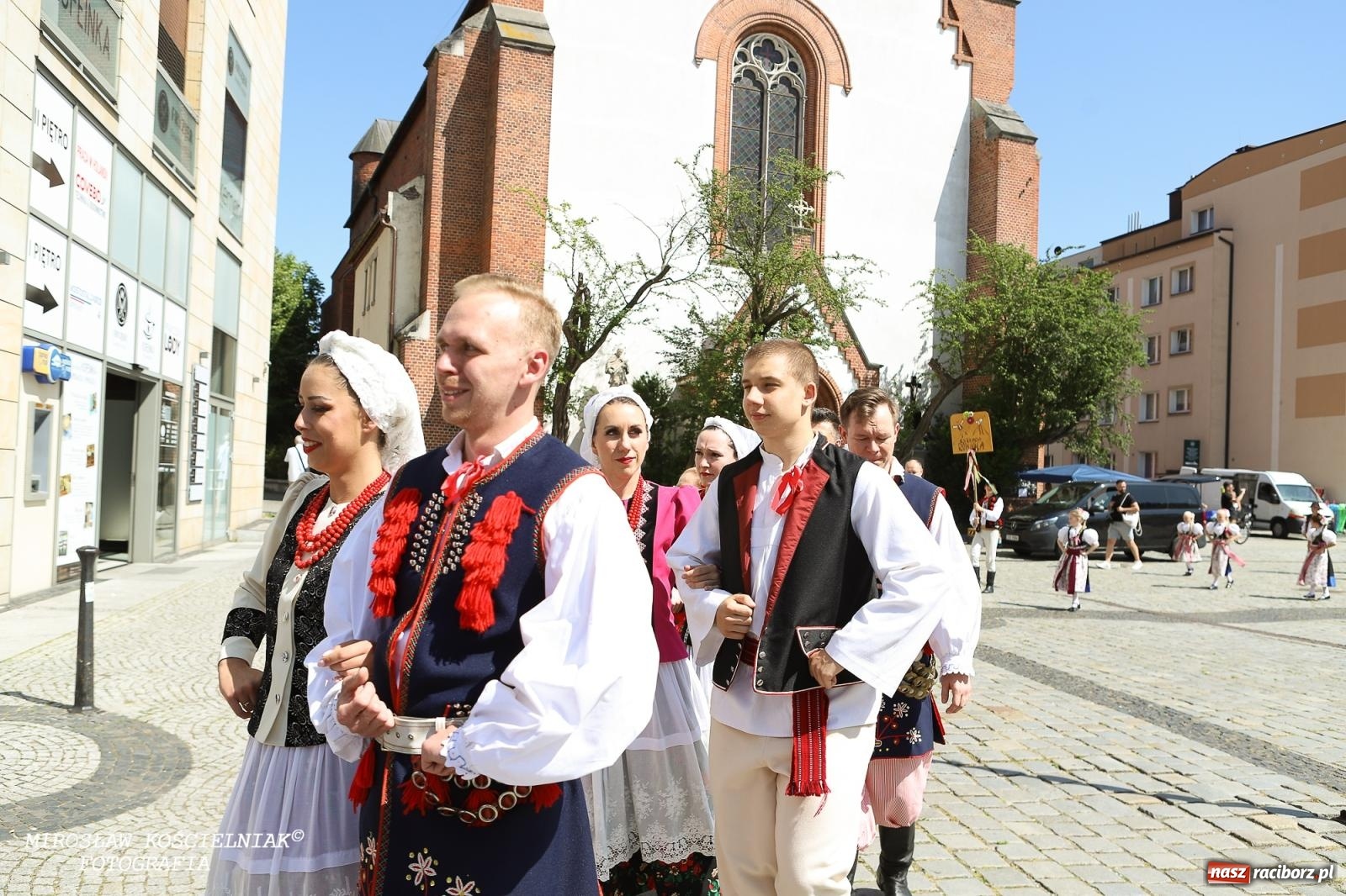 Zdjęcie w galerii na portalu naszraciborz.pl: Śląska mozaika na zamku. Korowód i barwy kultur na dziedzińcu Piastów wiadomości z regionu