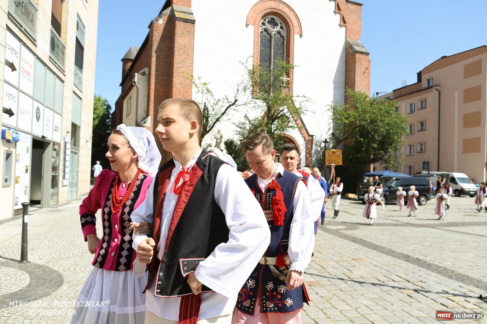 Zdjęcie w galerii na portalu naszraciborz.pl: Śląska mozaika na zamku. Korowód i barwy kultur na dziedzińcu Piastów wiadomości z regionu