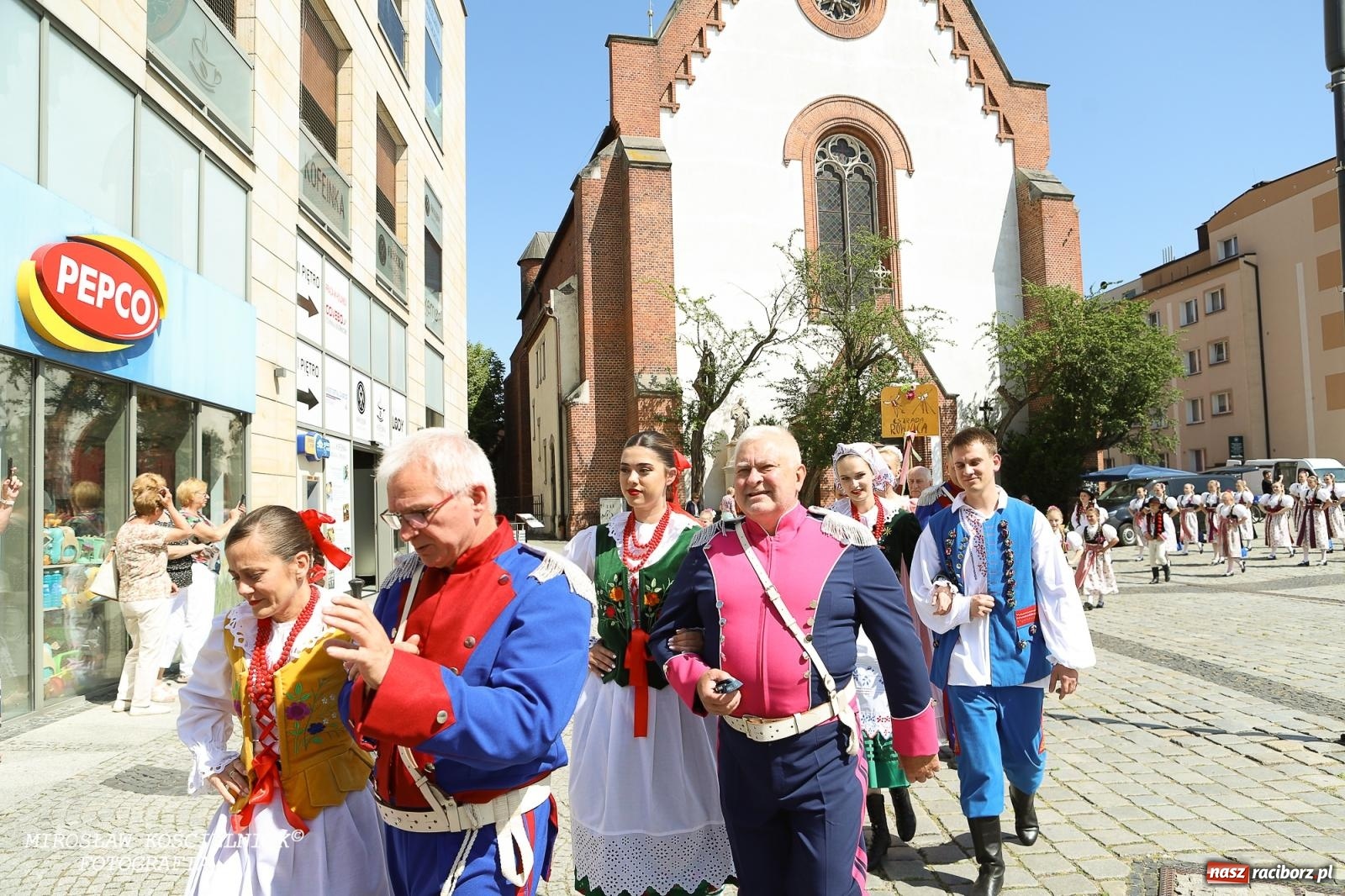 Zdjęcie w galerii na portalu naszraciborz.pl: Śląska mozaika na zamku. Korowód i barwy kultur na dziedzińcu Piastów wiadomości z regionu