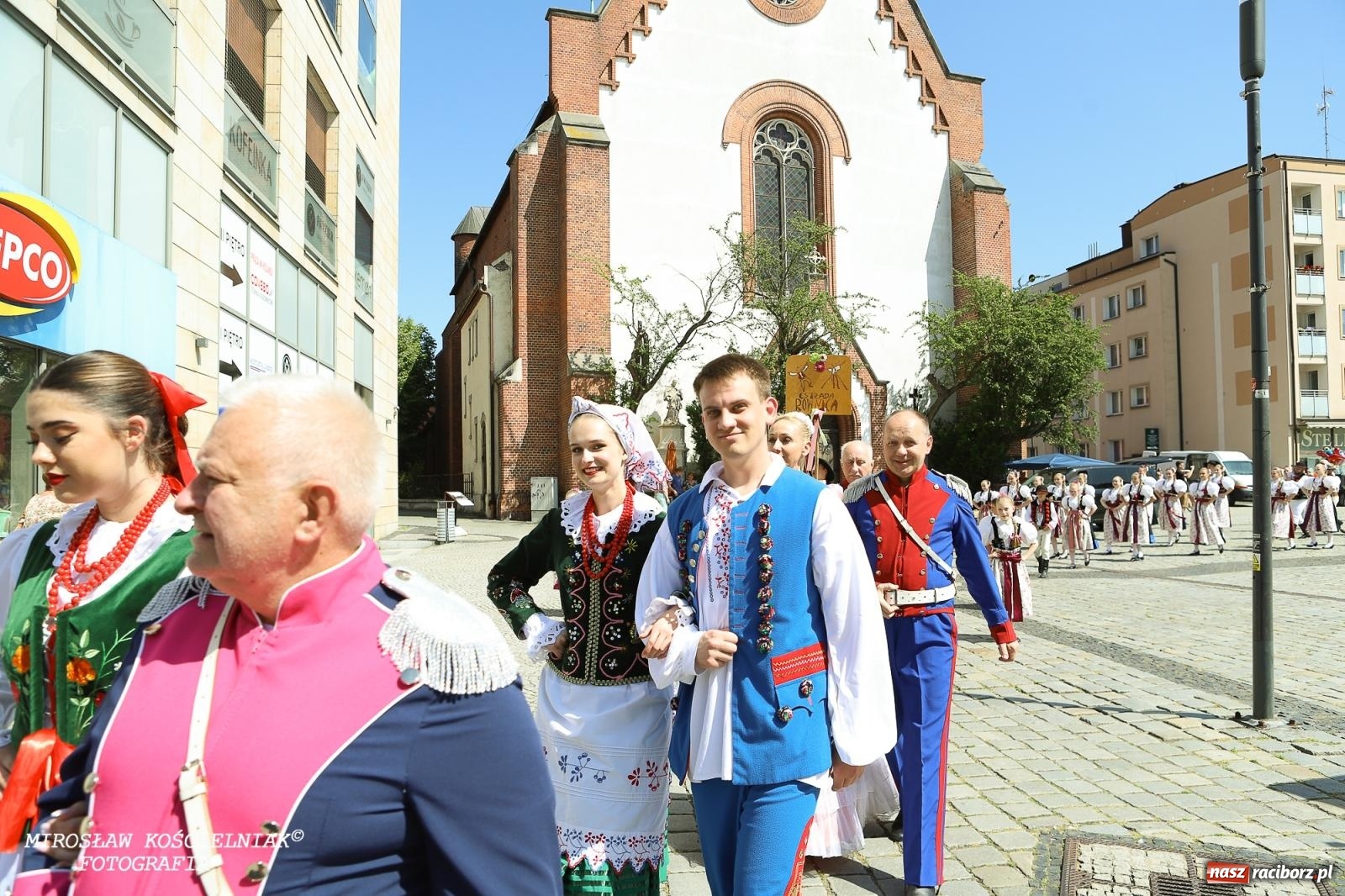 Zdjęcie w galerii na portalu naszraciborz.pl: Śląska mozaika na zamku. Korowód i barwy kultur na dziedzińcu Piastów wiadomości z regionu