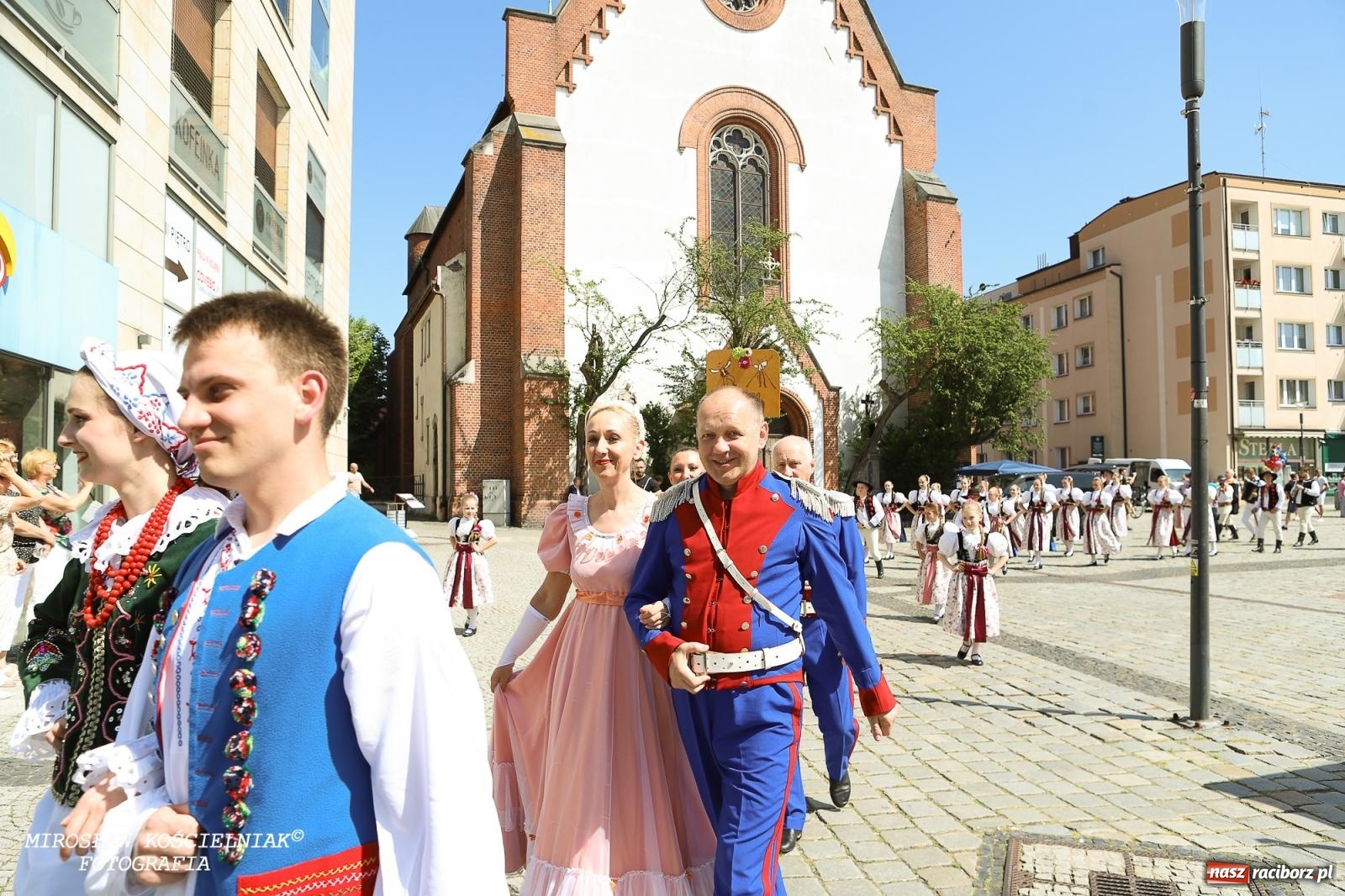 Zdjęcie w galerii na portalu naszraciborz.pl: Śląska mozaika na zamku. Korowód i barwy kultur na dziedzińcu Piastów wiadomości z regionu