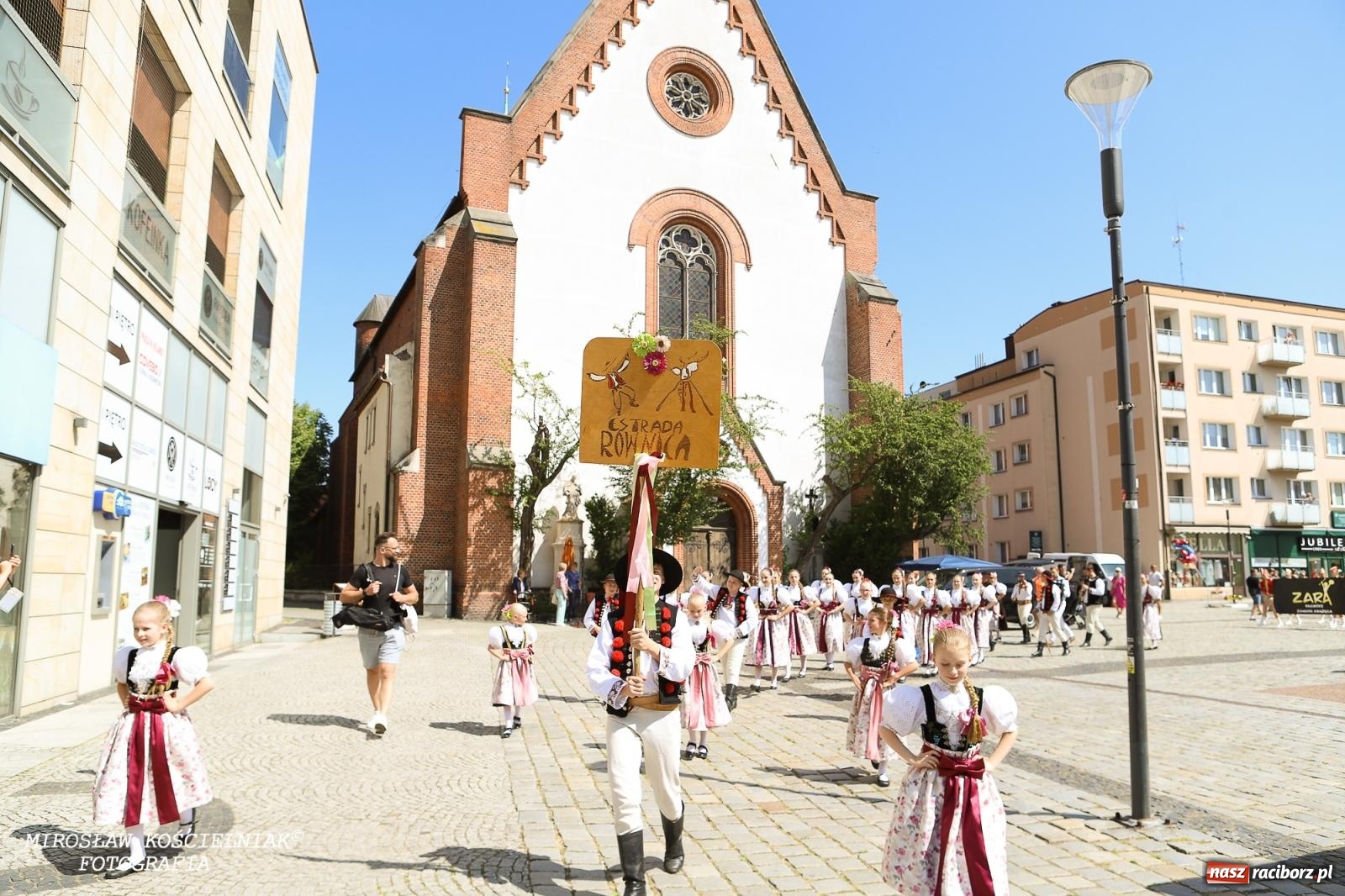 Zdjęcie w galerii na portalu naszraciborz.pl: Śląska mozaika na zamku. Korowód i barwy kultur na dziedzińcu Piastów wiadomości z regionu