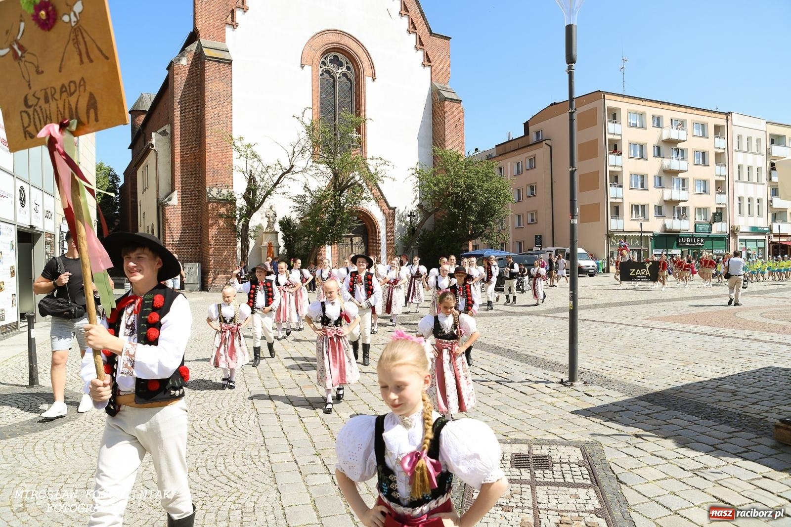 Zdjęcie w galerii na portalu naszraciborz.pl: Śląska mozaika na zamku. Korowód i barwy kultur na dziedzińcu Piastów wiadomości z regionu
