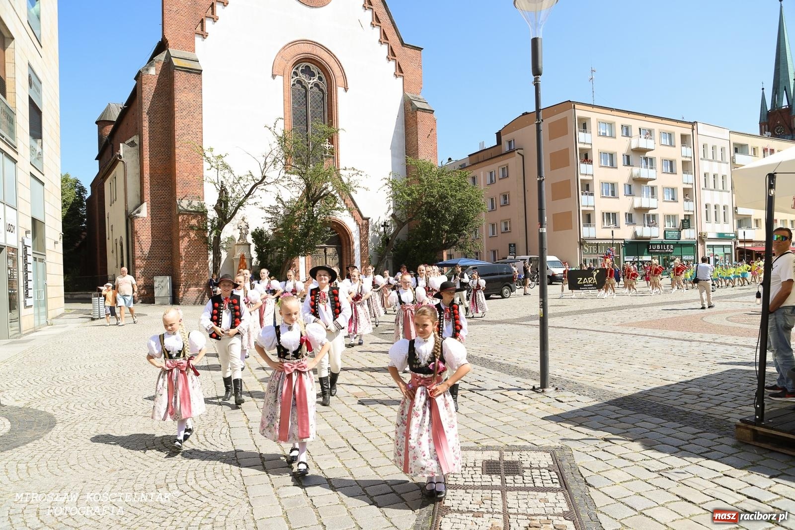 Zdjęcie w galerii na portalu naszraciborz.pl: Śląska mozaika na zamku. Korowód i barwy kultur na dziedzińcu Piastów wiadomości z regionu