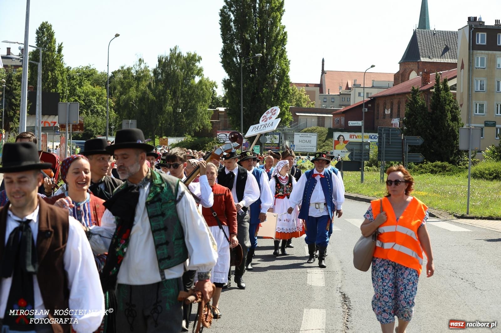 Zdjęcie w galerii na portalu naszraciborz.pl: Śląska mozaika na zamku. Korowód i barwy kultur na dziedzińcu Piastów wiadomości z regionu