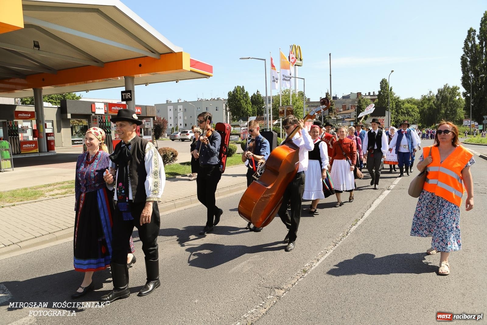 Zdjęcie w galerii na portalu naszraciborz.pl: Śląska mozaika na zamku. Korowód i barwy kultur na dziedzińcu Piastów wiadomości z regionu