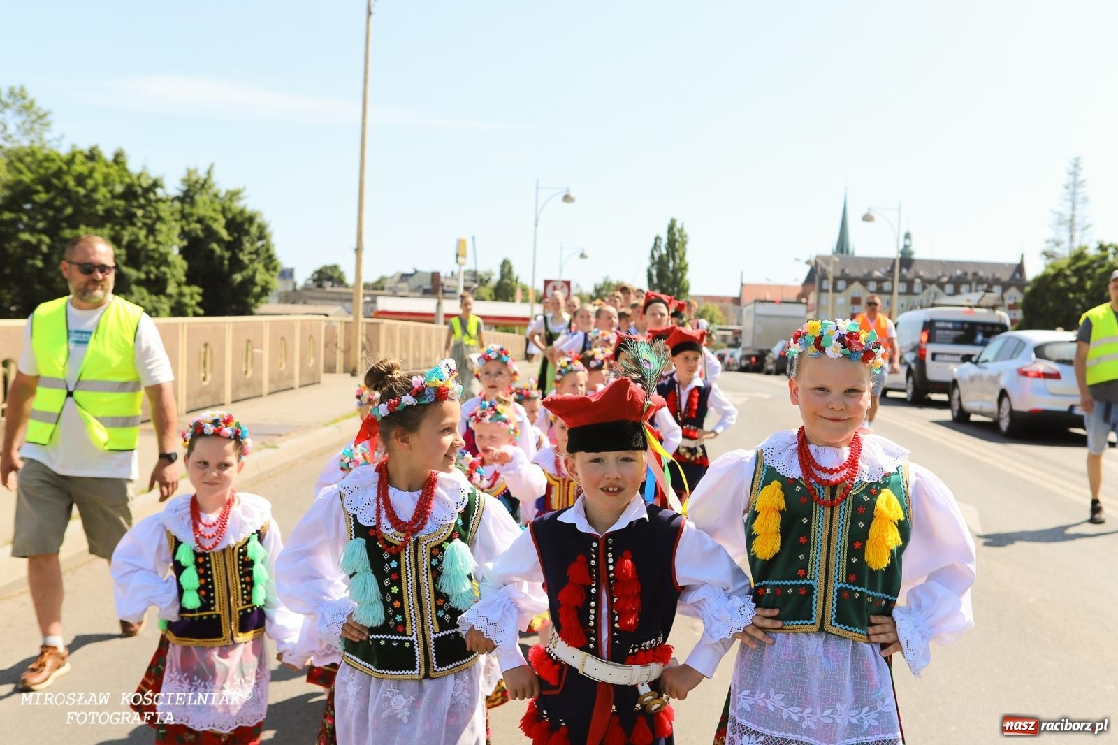 Zdjęcie w galerii na portalu naszraciborz.pl: Śląska mozaika na zamku. Korowód i barwy kultur na dziedzińcu Piastów wiadomości z regionu