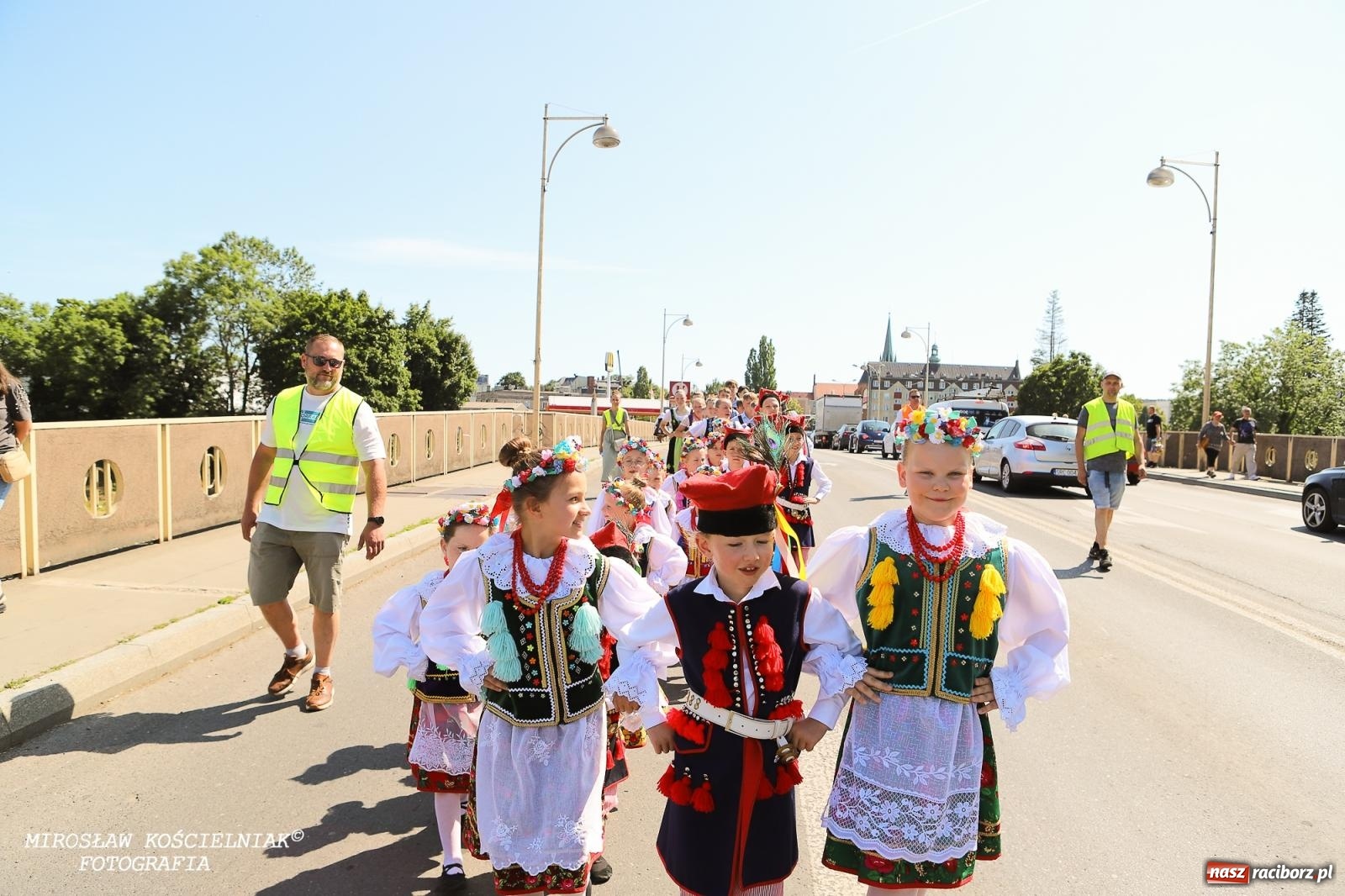 Zdjęcie w galerii na portalu naszraciborz.pl: Śląska mozaika na zamku. Korowód i barwy kultur na dziedzińcu Piastów wiadomości z regionu