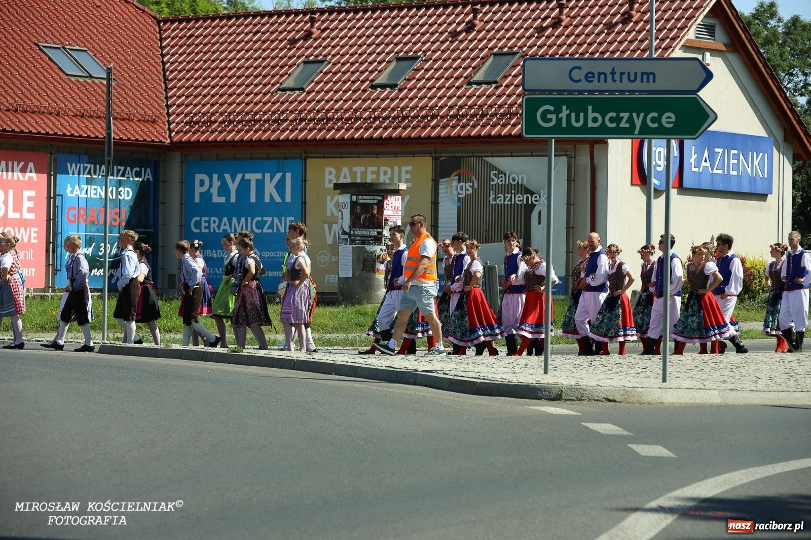Zdjęcie w galerii na portalu naszraciborz.pl: Śląska mozaika na zamku. Korowód i barwy kultur na dziedzińcu Piastów wiadomości z regionu