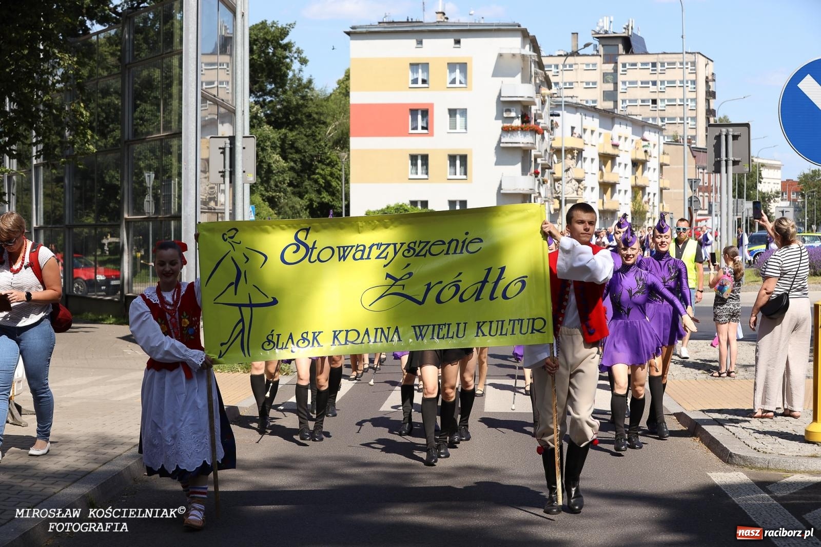Zdjęcie w galerii na portalu naszraciborz.pl: Śląska mozaika na zamku. Korowód i barwy kultur na dziedzińcu Piastów wiadomości z regionu