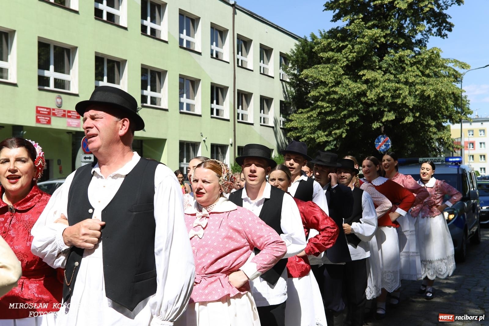 Zdjęcie w galerii na portalu naszraciborz.pl: Śląska mozaika na zamku. Korowód i barwy kultur na dziedzińcu Piastów wiadomości z regionu