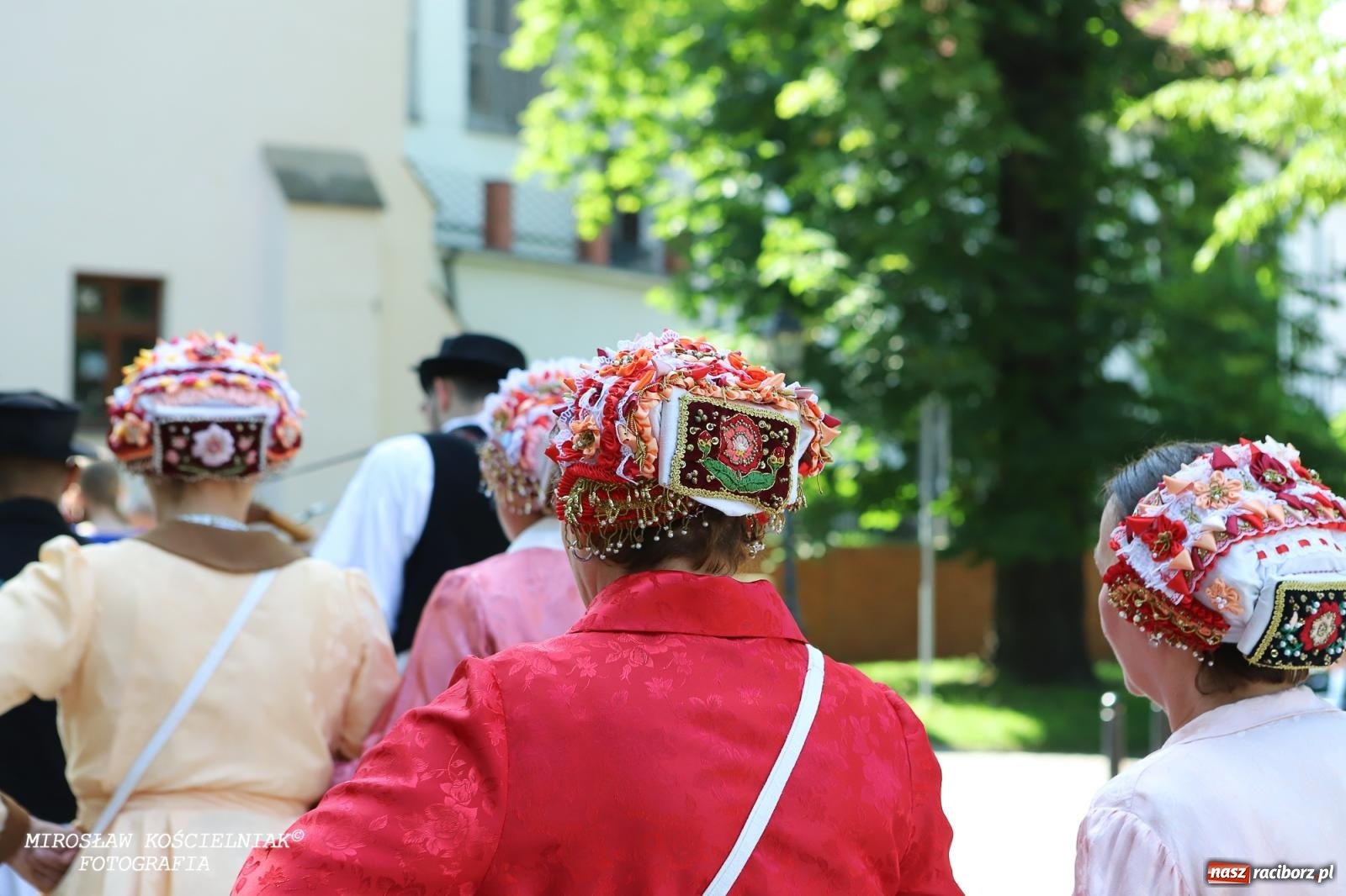 Zdjęcie w galerii na portalu naszraciborz.pl: Śląska mozaika na zamku. Korowód i barwy kultur na dziedzińcu Piastów wiadomości z regionu