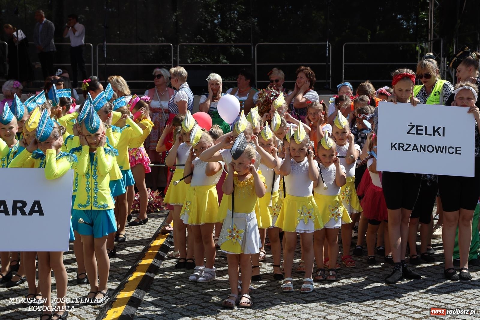 Zdjęcie w galerii na portalu naszraciborz.pl: Śląska mozaika na zamku. Korowód i barwy kultur na dziedzińcu Piastów wiadomości z regionu